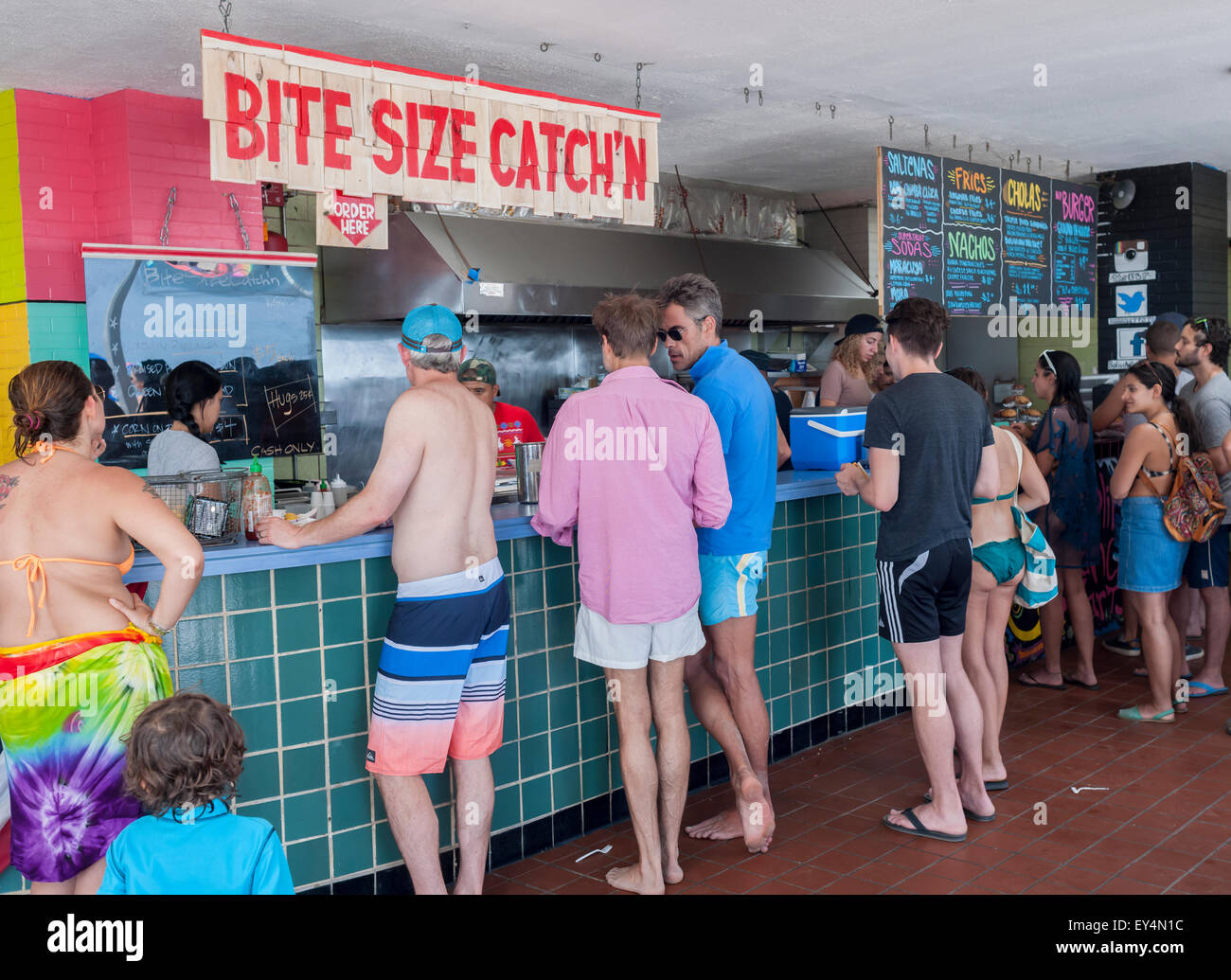 Strandbesucher kaufen Lebensmittel und Snacks zu Konzessionen an Rockaway Beach im Stadtteil Queens von New York auf Sonntag, 19. Juli 2015.  Die Temperatur stieg auf 93 F mit Montag voraussichtlich 92 F machen sie den ersten und zweiten über 90 Tage des Jahres zu treffen. Wenn Dienstag 90 hits haben die Stadt seine ersten Hitzewelle des Jahres. (© Richard B. Levine) Stockfoto