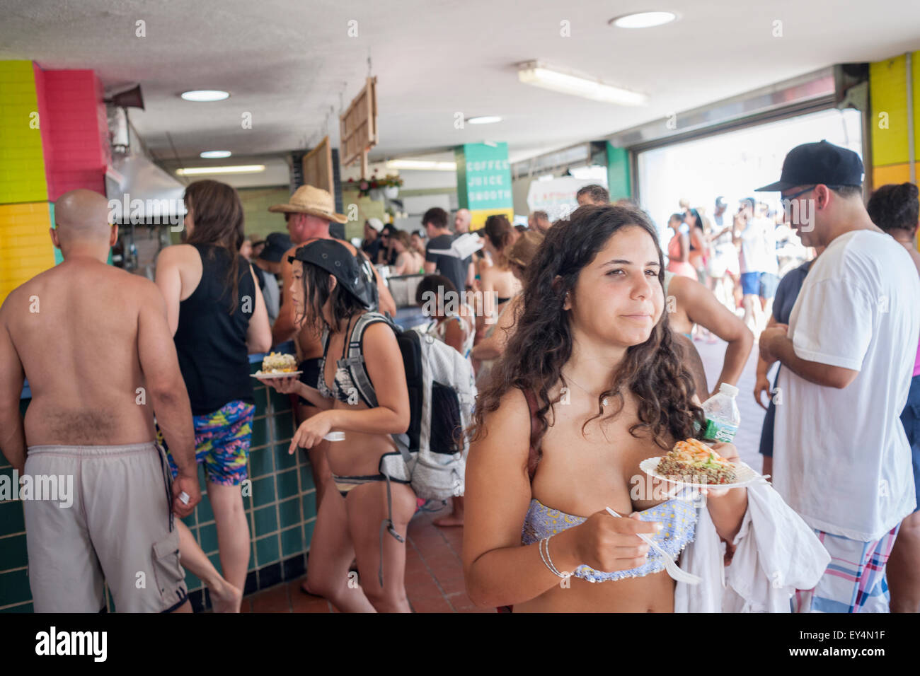 Strandbesucher kaufen Lebensmittel und Snacks zu Konzessionen an Rockaway Beach im Stadtteil Queens von New York auf Sonntag, 19. Juli 2015.  Die Temperatur stieg auf 93 F mit Montag voraussichtlich 92 F machen sie den ersten und zweiten über 90 Tage des Jahres zu treffen. Wenn Dienstag 90 hits haben die Stadt seine ersten Hitzewelle des Jahres. (© Richard B. Levine) Stockfoto