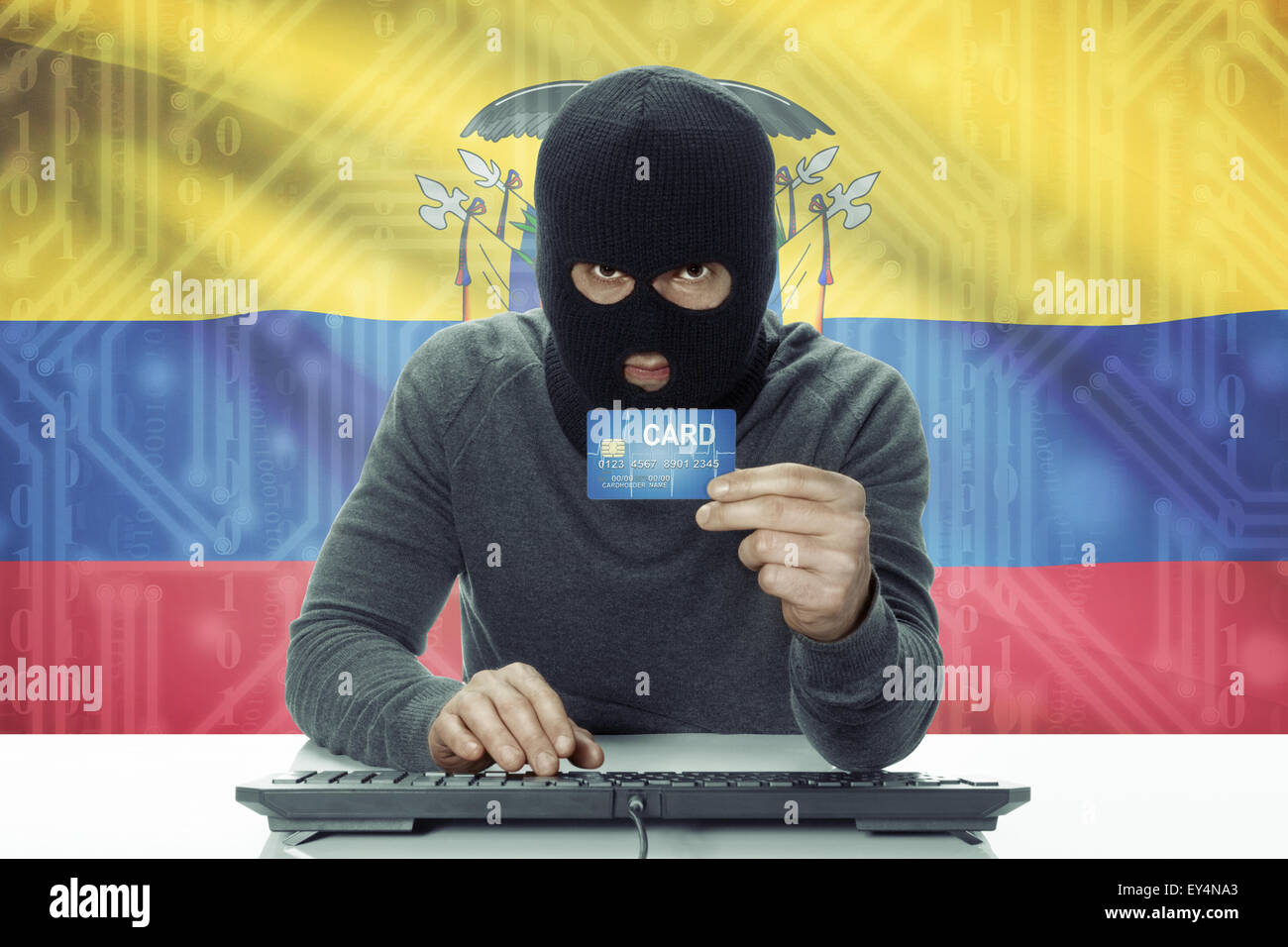 Dunkel-enthäutete Hacker mit Kreditkarte und Flagge auf Hintergrund - Ecuador Stockfoto