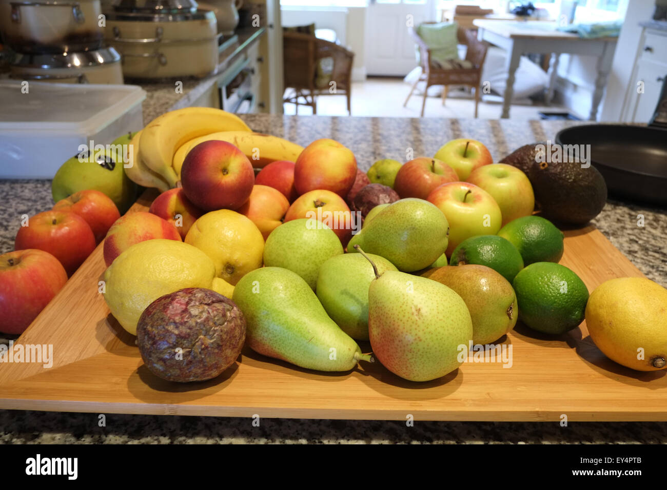 Juni 2015 - Obst-Ausstellung in einer englischen Landküche Stockfoto