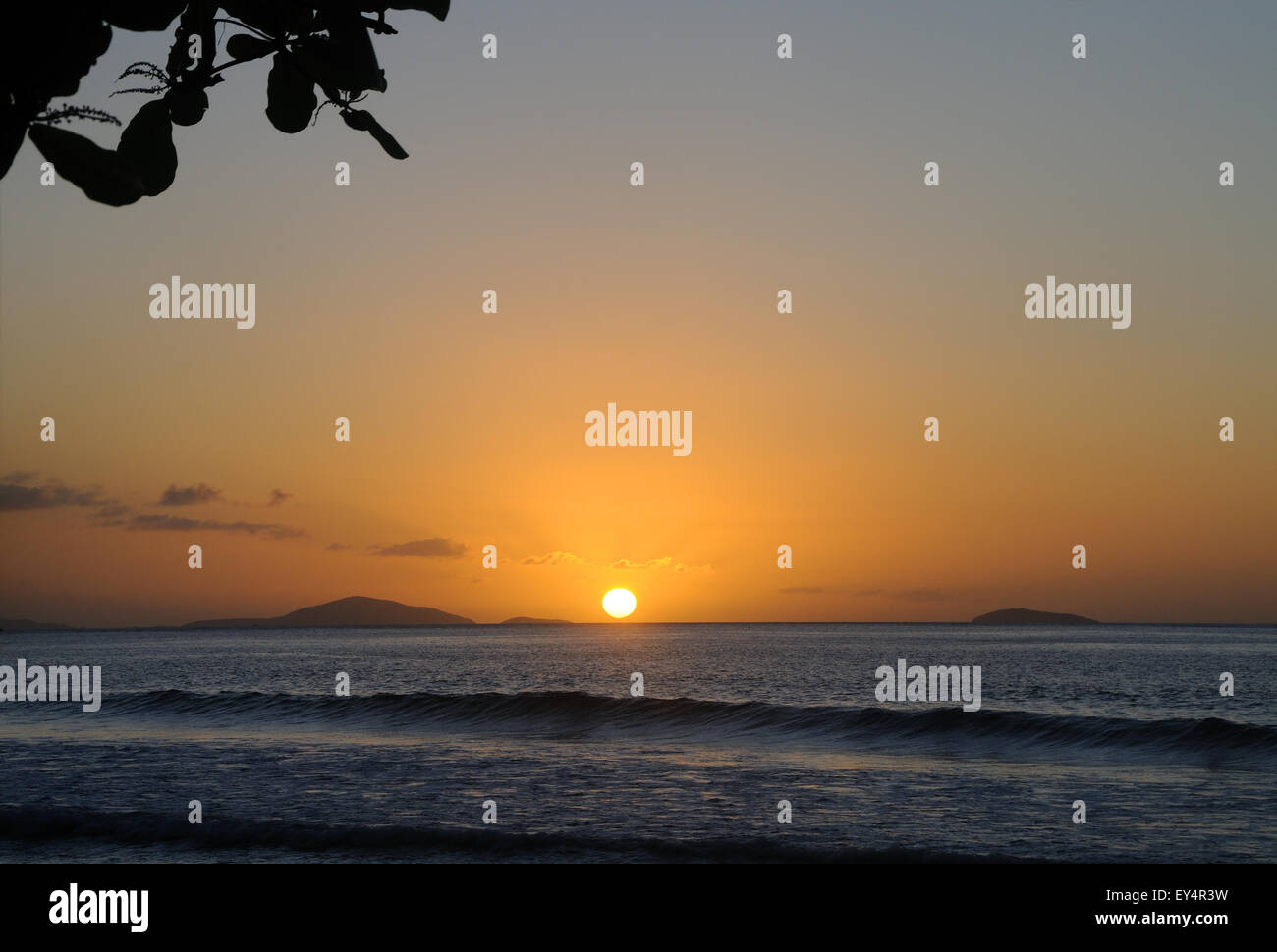 Sonnenuntergang über Jost Van Dyke, von Tortola, Virgin Islands Stockfoto