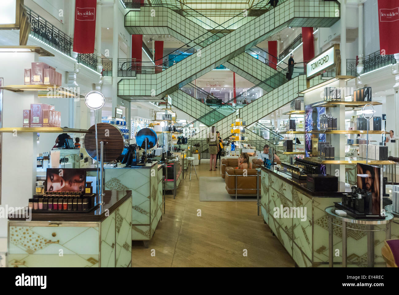 Paris Frankreich Interieur Erdgeschoss Luxus Mode Marken Shopping Im Franzosischen Department Store Le Bon Marche Moderne Einzelhandel Innenausstattung Kosmetik Gegen Frankreich Stockfotografie Alamy