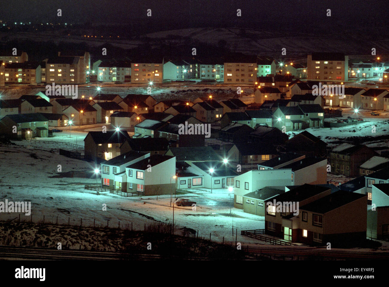 Blick hinunter auf schneebedeckten Summerston, Glasgow, in der Nacht Stockfoto
