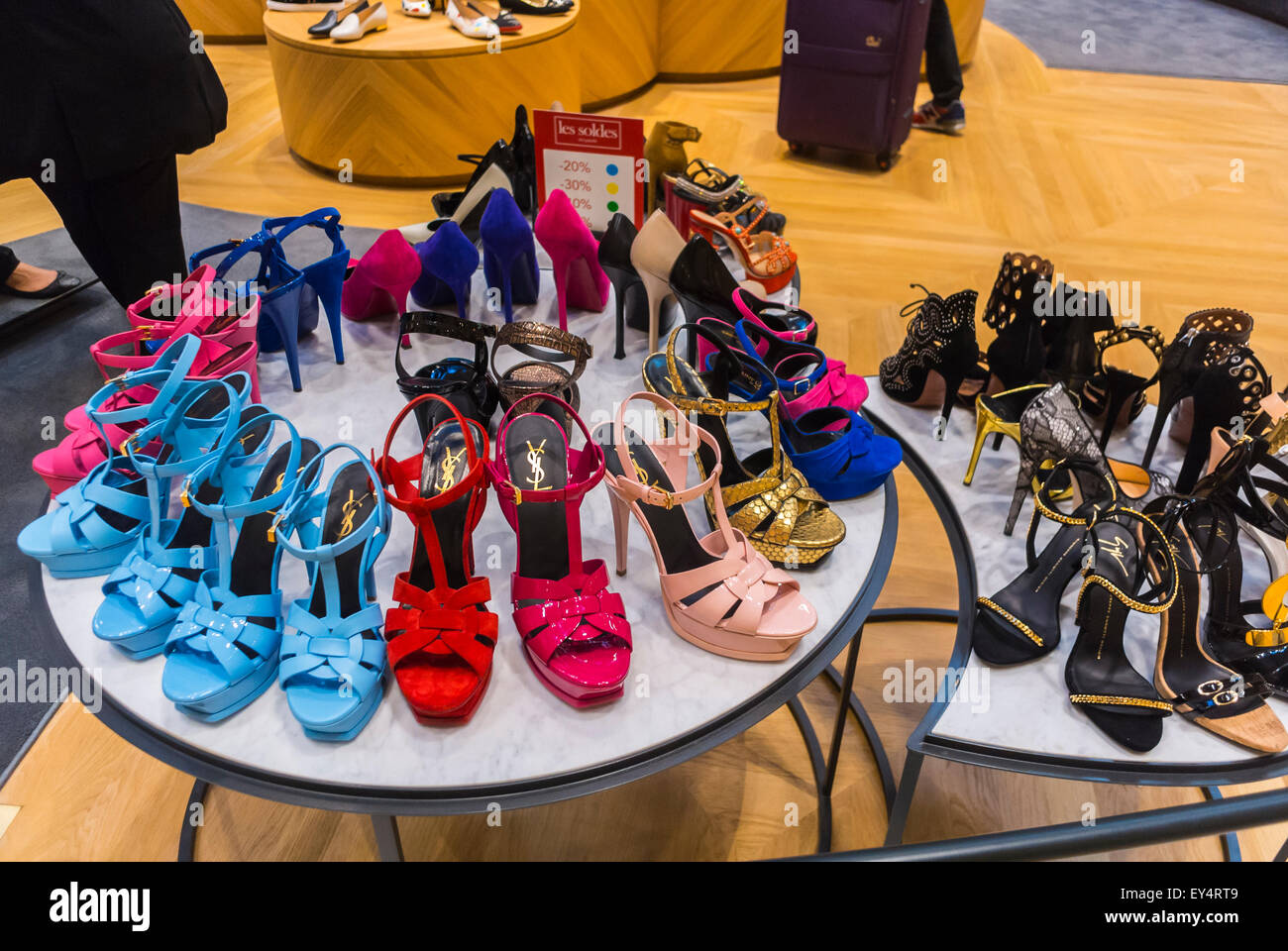 Paris, Frankreich, Nahaufnahme, im Damengeschäft mit hohem Absatz und Designerschuhen, im Kaufhaus „Le Bon Marché »“, LVMH Stockfoto