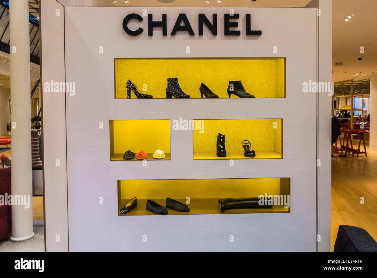 Paris, Frankreich, Detail, Display, Luxus Mode Marken Shopping im  französischen Department Store, "Le Bon Marché", Chanel designer Schuhe,  Frauen Zubehör Stockfotografie - Alamy