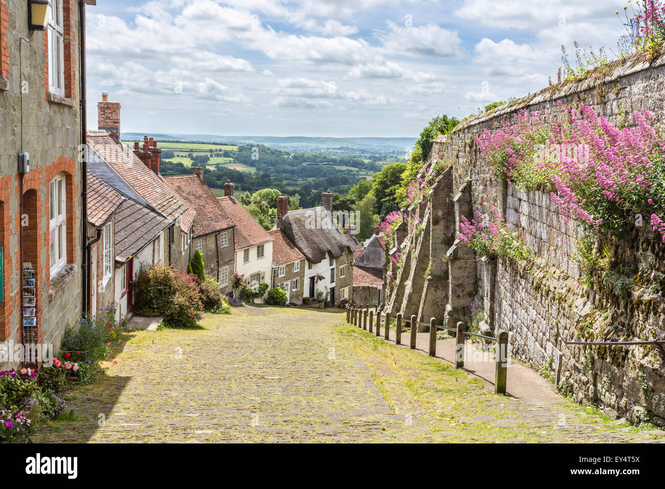 Ferienhäuser auf Gold Hill, Shaftesbury, Dorset, Südwest-England im Sommer, der Speicherort für die klassische Ridley Scott Hovis Schwarzbrot advert Stockfoto
