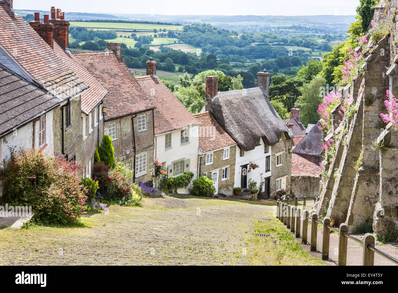 Gold Hill, Shaftesbury, Dorset, Südwest-England im Sommer, den Speicherort für die klassische Ridley Scott Hovis Schwarzbrot Anzeige Stockfoto