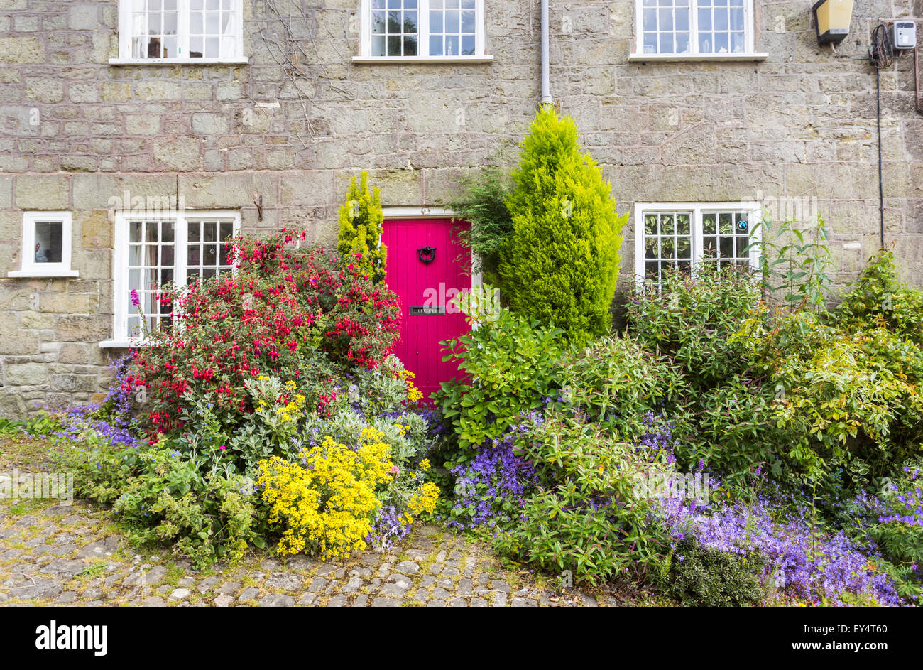 Rote Hütte Tür im lokalen Stil Ferienhaus in Gold Hill, Shaftesbury, Dorset, UK im Sommer, die Lage für die Ridley Scott Hovis Schwarzbrot Anzeige Stockfoto