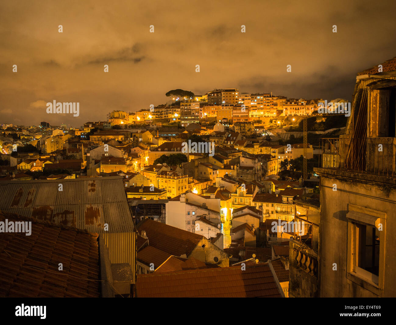 Nachtansicht über Mouraria Stockfoto