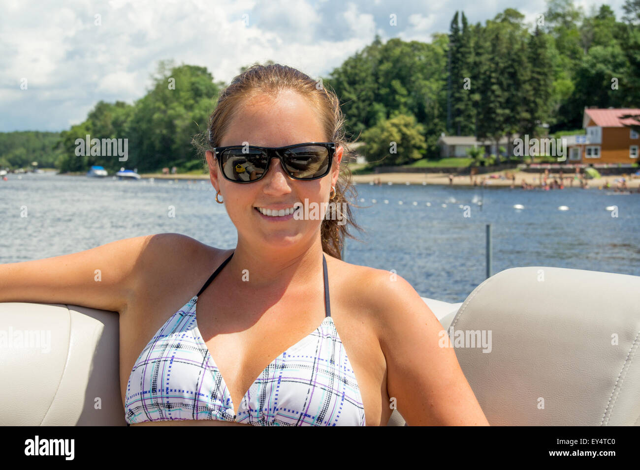 Frau Sonnenbaden auf einem Boot Stockfoto