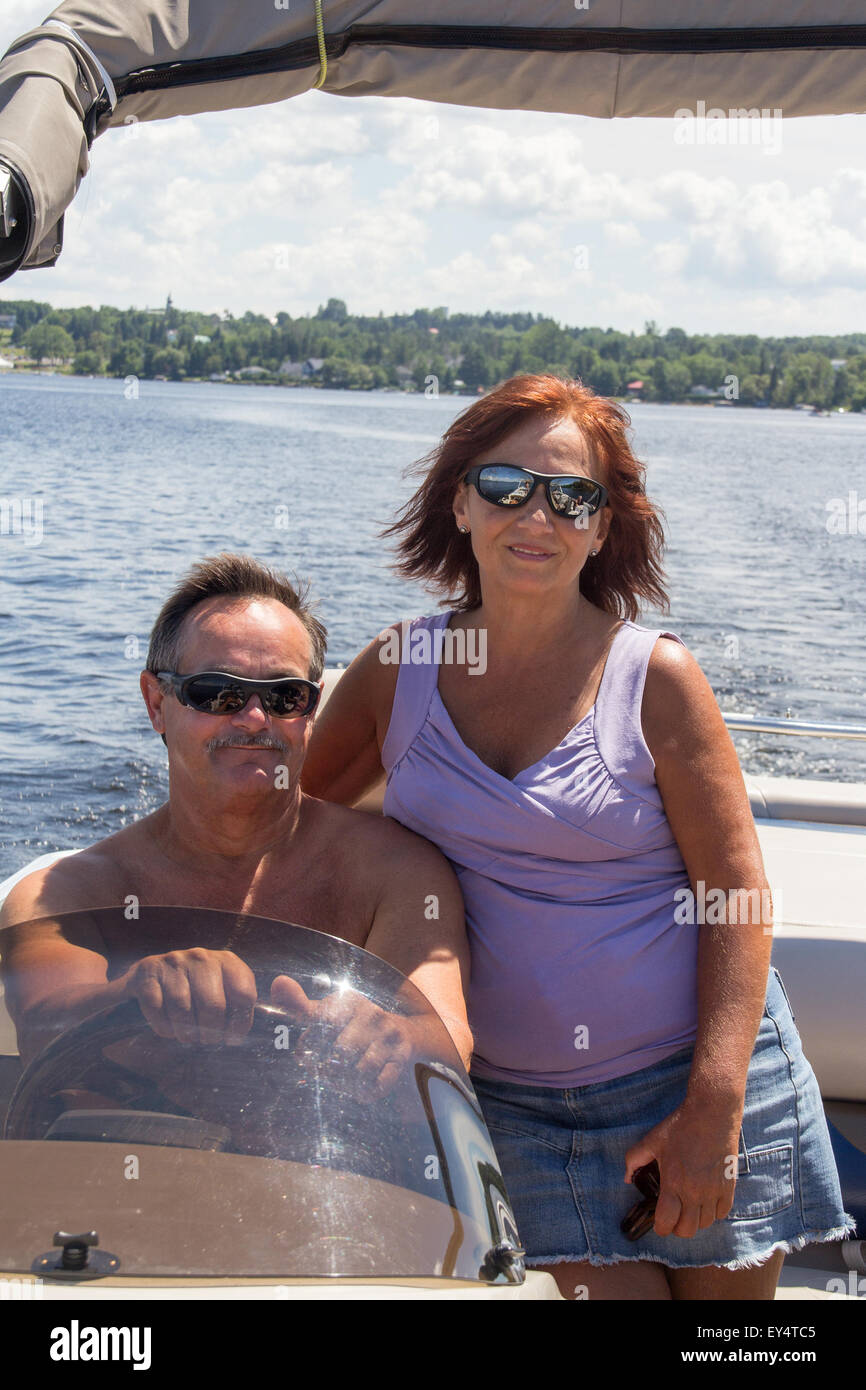 Älteres Paar auf einem Ponton-Boot im Sommer Stockfoto