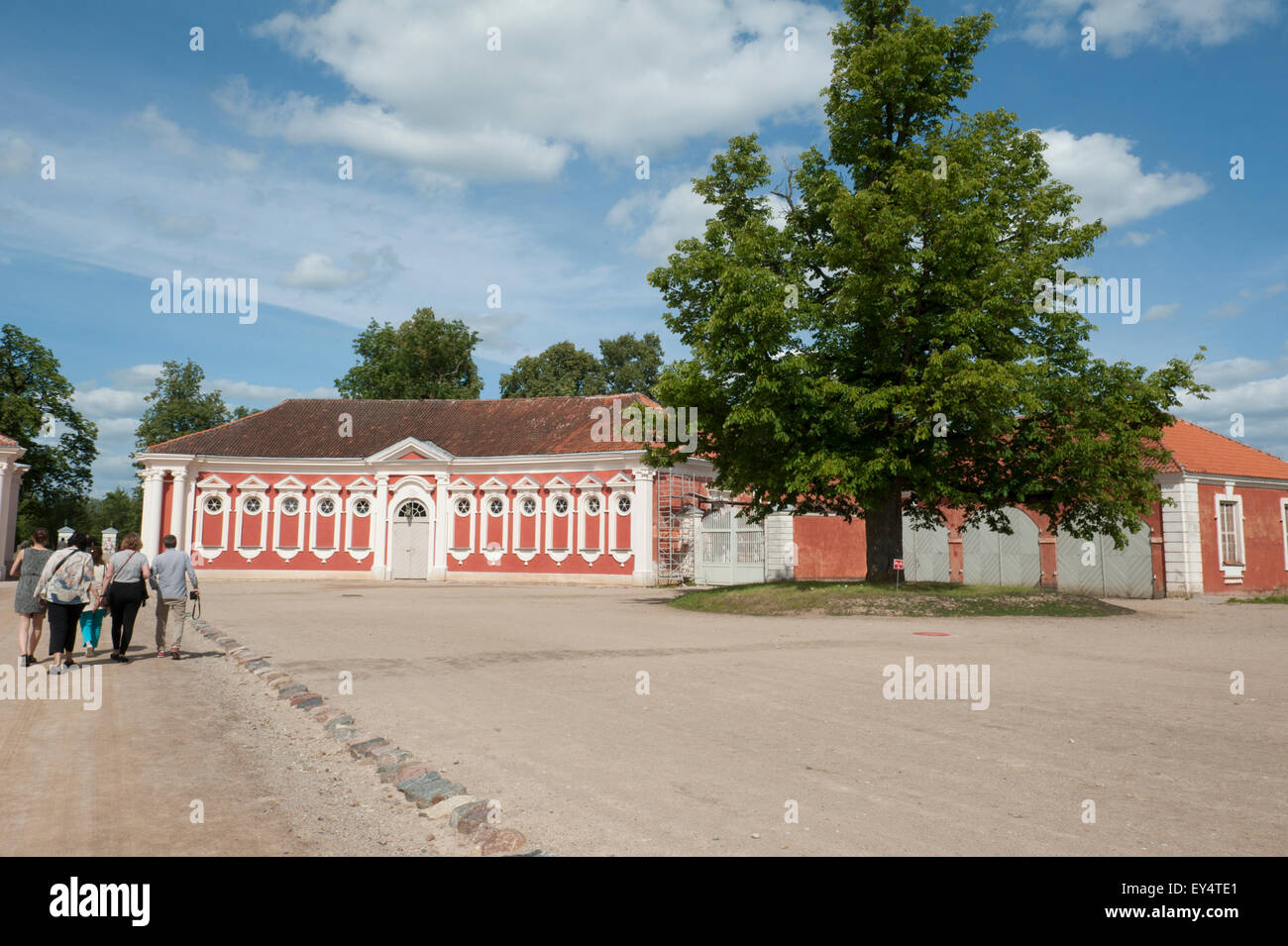 Die Ställe im südlichen Lettland Rundale Palace. Palast aus der 18. Jahrhundert war eine Sommerresidenz für den Herzog von Kurland. Stockfoto