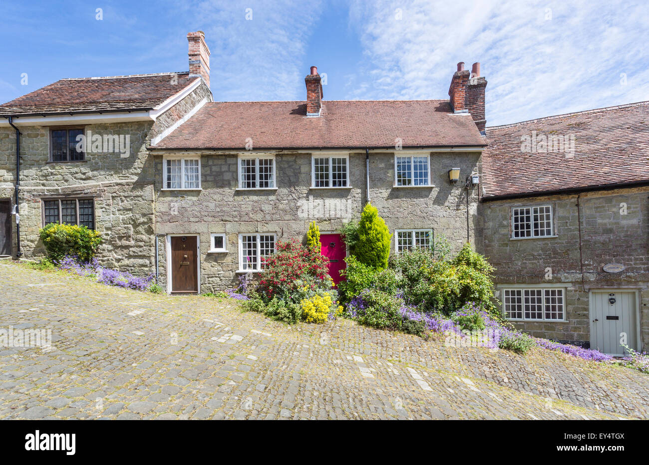 Lokalen Stil Landhaus aus Stein mit roten Tür in Gold Hill, Shaftesbury, Dorset, Großbritannien im Sommer, Standort für die Ridley Scott Hovis Schwarzbrot advert Stockfoto
