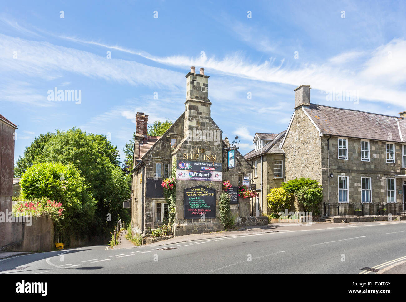 The Ship Inn einen traditionellen Stein gebaut Gastwirtschaft in Shaftesbury, Dorset, Südwest-England, UK an einem schönen sonnigen Tag mit blauem Himmel im Sommer Stockfoto
