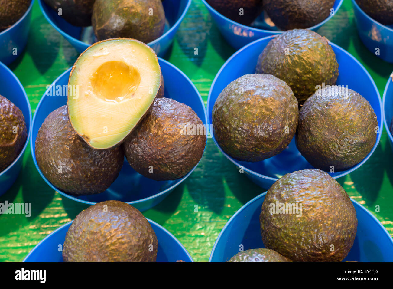 Avocados auf dem Markt Stockfoto
