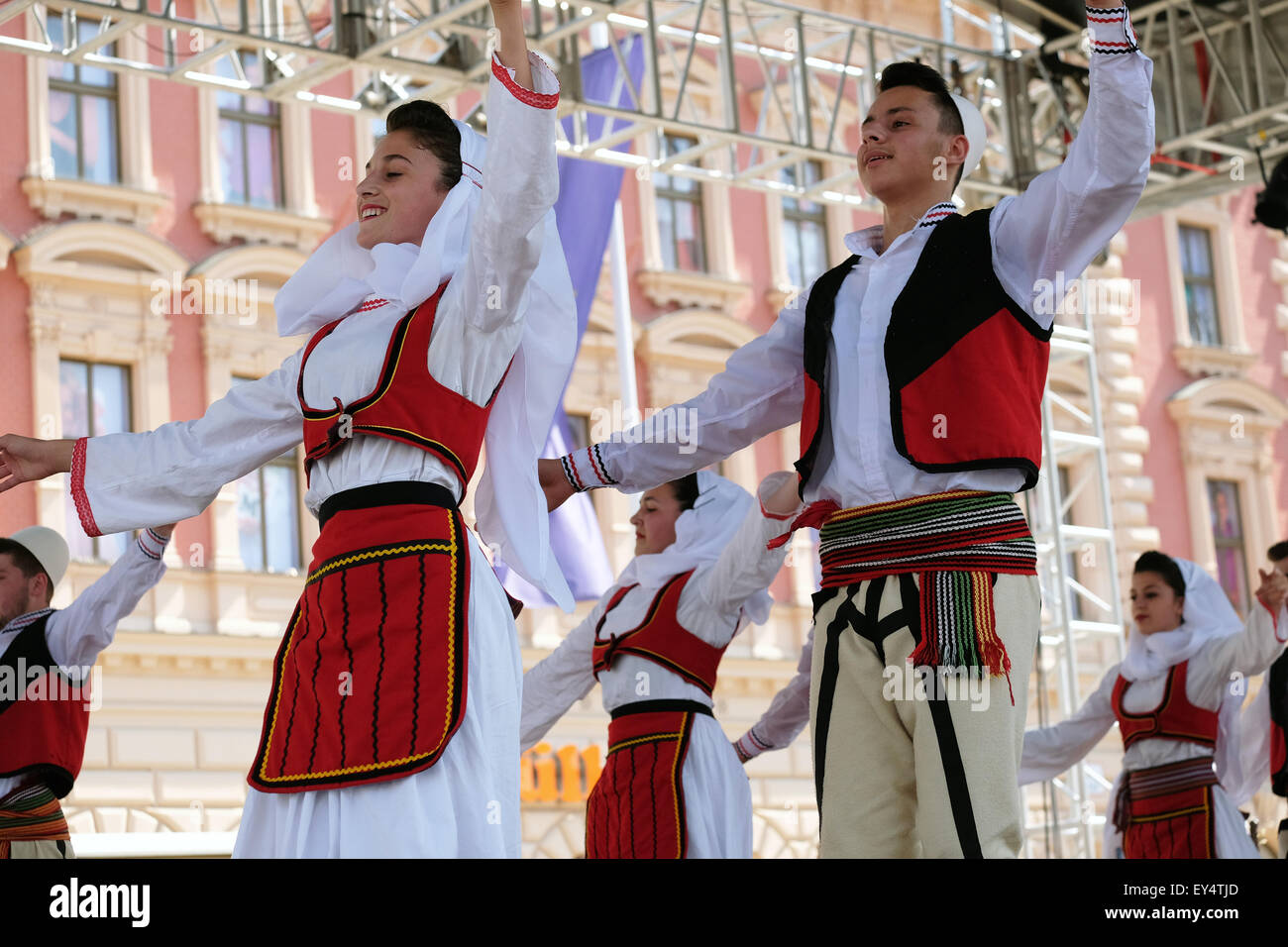 Mitglieder der Folk Gruppe Deshmoret e Kombit von Pristina, Kosovo