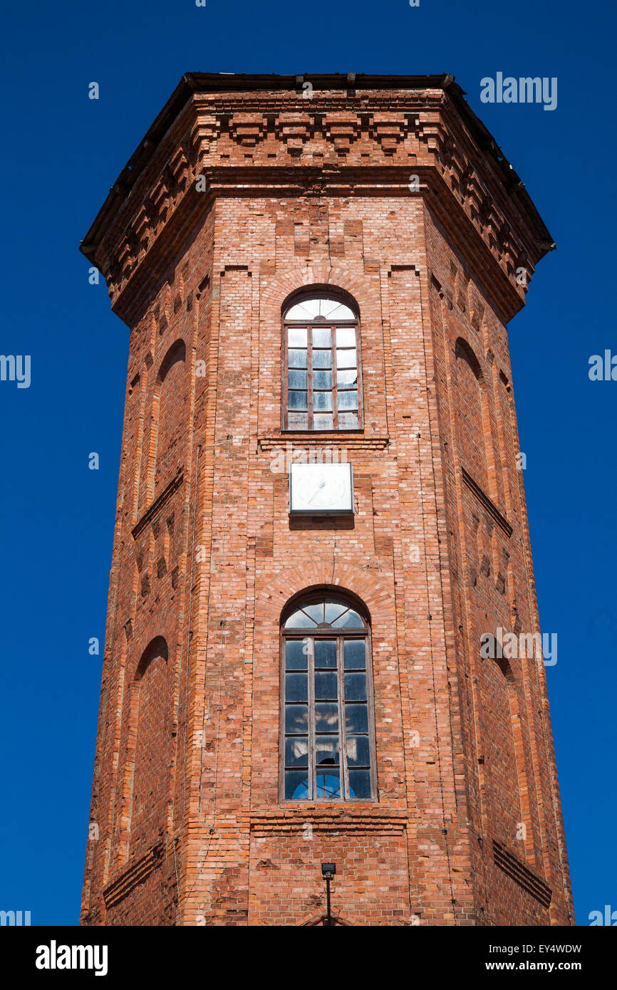 Der Backsteinturm in Staraya Russa Stockfoto