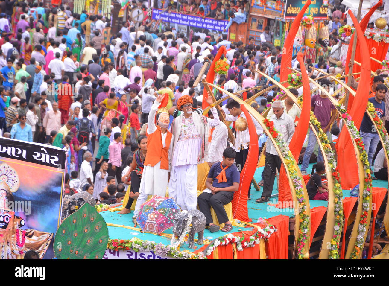 AHMEDABAD, GUJARAT/Indien - große Menge von Menschen, die Teilnahme an Rath Yatra in Ahmedabad, Gujarat / Indien. Stockfoto