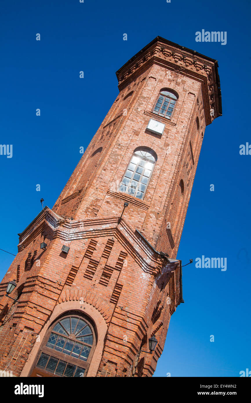 Der Backsteinturm in Staraya Russa Stockfoto