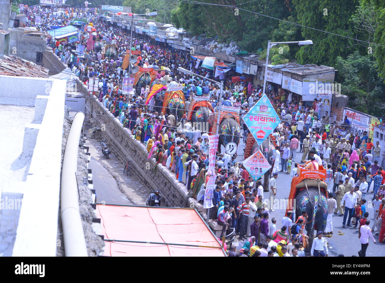 AHMEDABAD, GUJARAT/Indien - große Menge von Menschen, die Teilnahme an Rath Yatra in Ahmedabad, Gujarat / Indien. Stockfoto AHMEDABAD, GUJARAT/Indien - große Menge von Menschen, die Teilnahme an Rath Yatra in Ahmedabad, Gujarat / Indien. Stockfoto