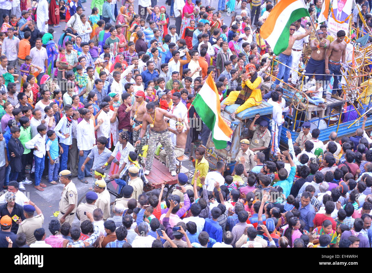 AHMEDABAD, GUJARAT/Indien - große Menge von Menschen, die Teilnahme an Rath Yatra in Ahmedabad, Gujarat / Indien. Stockfoto