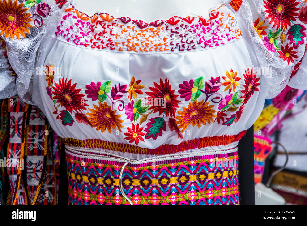 Bunt verwickelt Dame Kleid des traditionellen Anden-Stil. Otavalo, Ecuador. Stockfoto