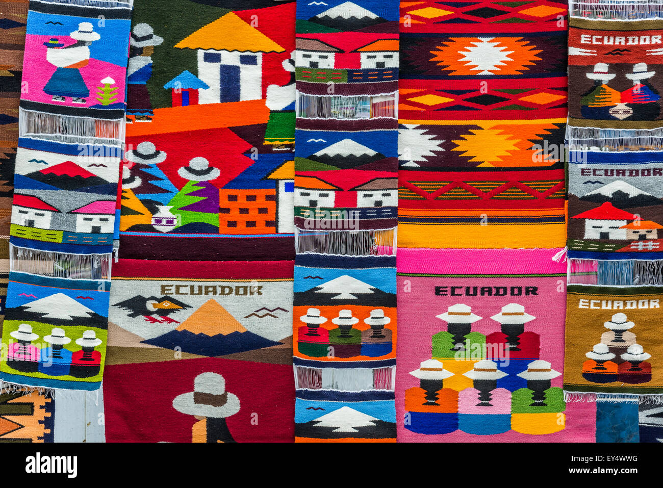 Farbenfrohe Textilien mit traditionellen Muster am lokalen Markt. Otavalo, Ecuador. Stockfoto
