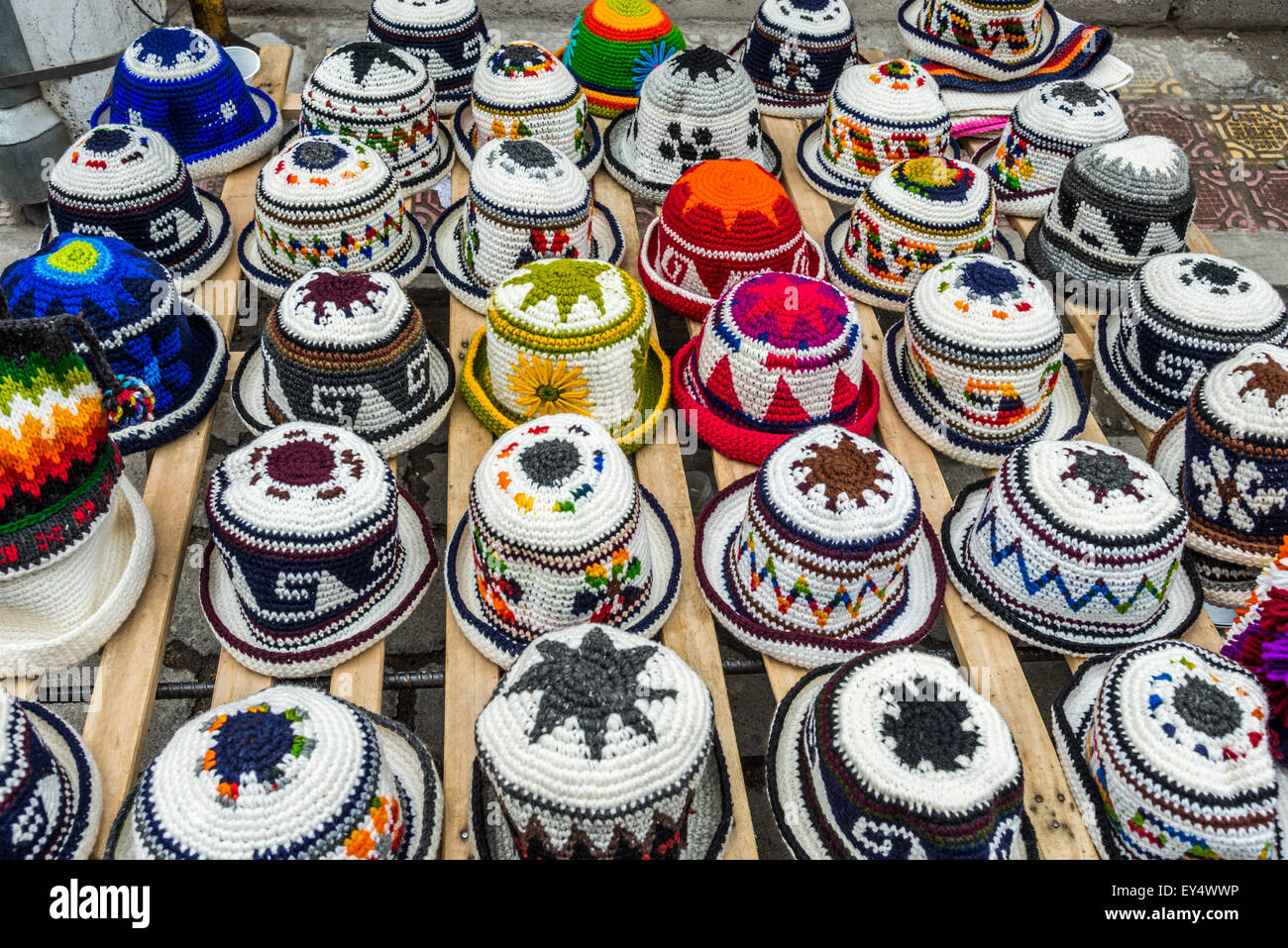 Bunte handgestrickte Trachtenhüte für Verkauf auf Markt. Otavalo, Ecuador. Stockfoto