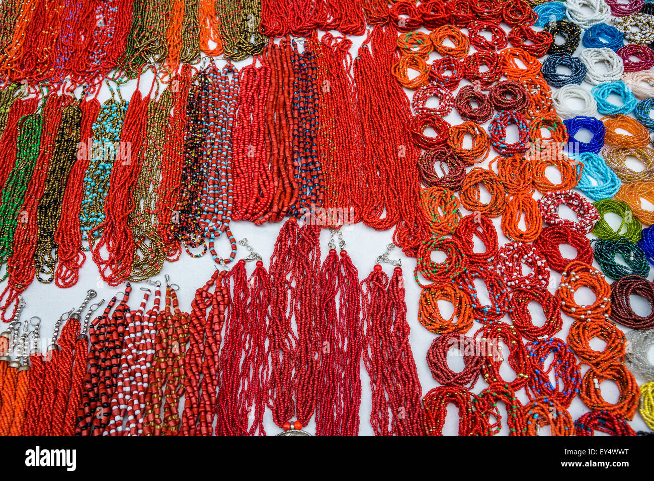 Bunte Perlenketten zum Verkauf auf Markt. Otavalo, Ecuador. Stockfoto