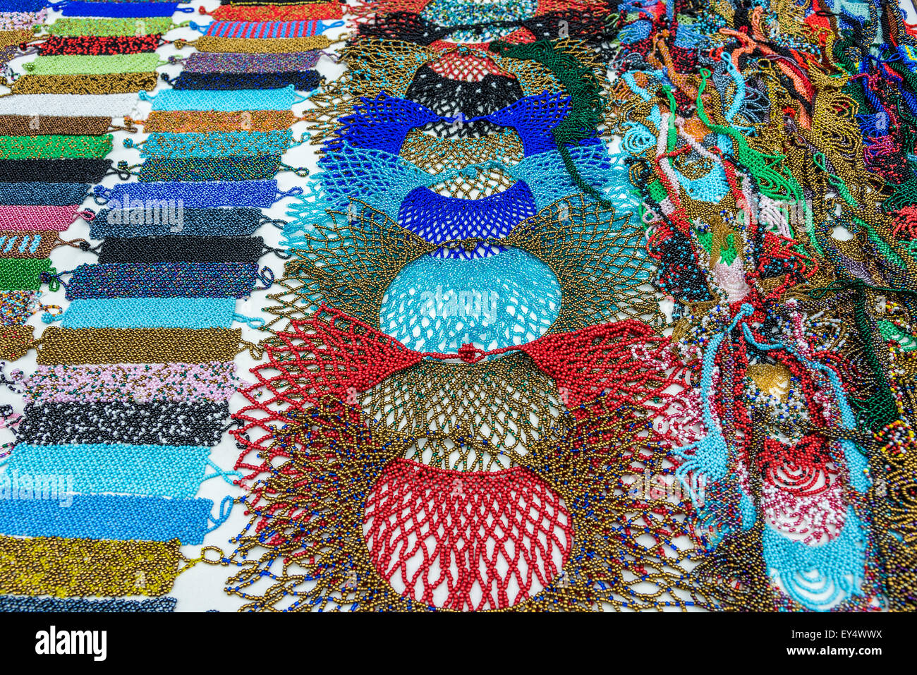 Bunte Perlenketten zum Verkauf auf Markt. Otavalo, Ecuador. Stockfoto