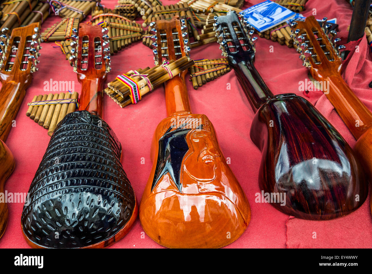 Handgefertigte traditionelle Musikinstrumente am lokalen Markt. Otavalo, Ecuador. Stockfoto