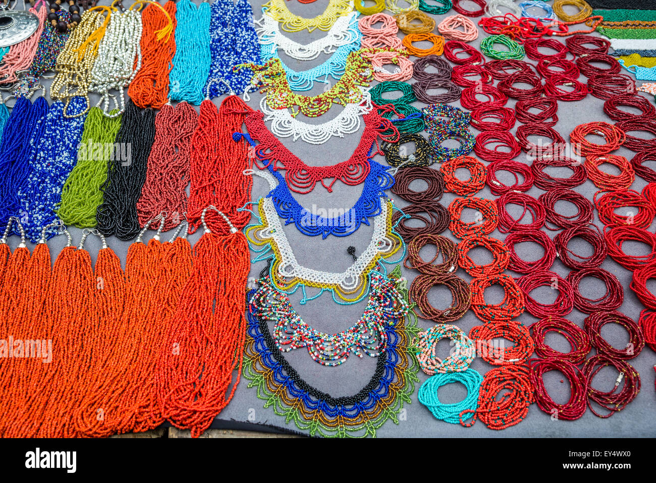 Bunte Perlenketten zum Verkauf auf Markt. Otavalo, Ecuador. Stockfoto
