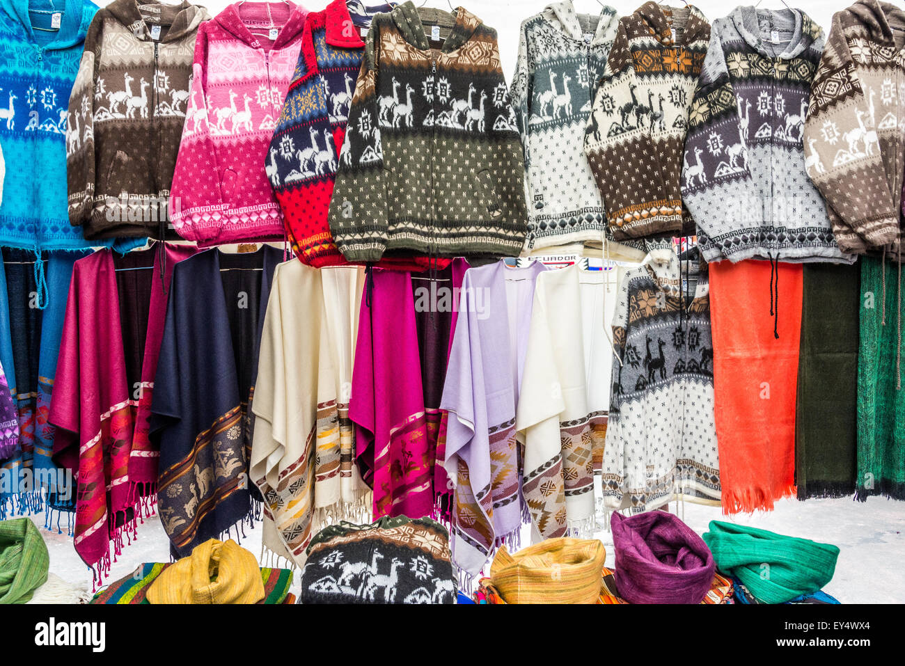 Anden-Szene Pullis und Schals zum Verkauf auf Markt. Otavalo, Ecuador. Stockfoto