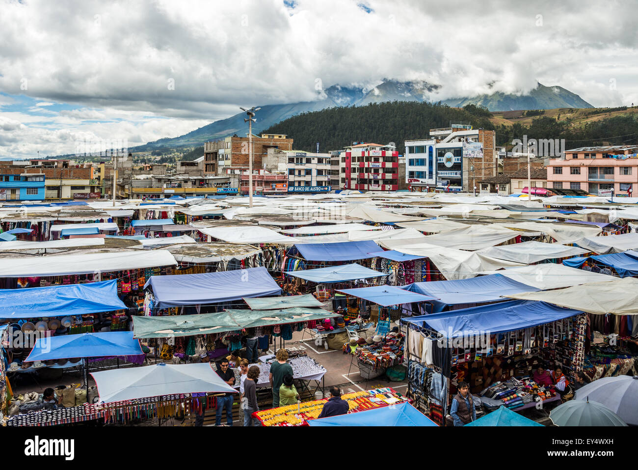 Weekend Market in der Stadtmitte ist eine jahrhundertelange Tradition. Otavalo, Ecuador. Stockfoto