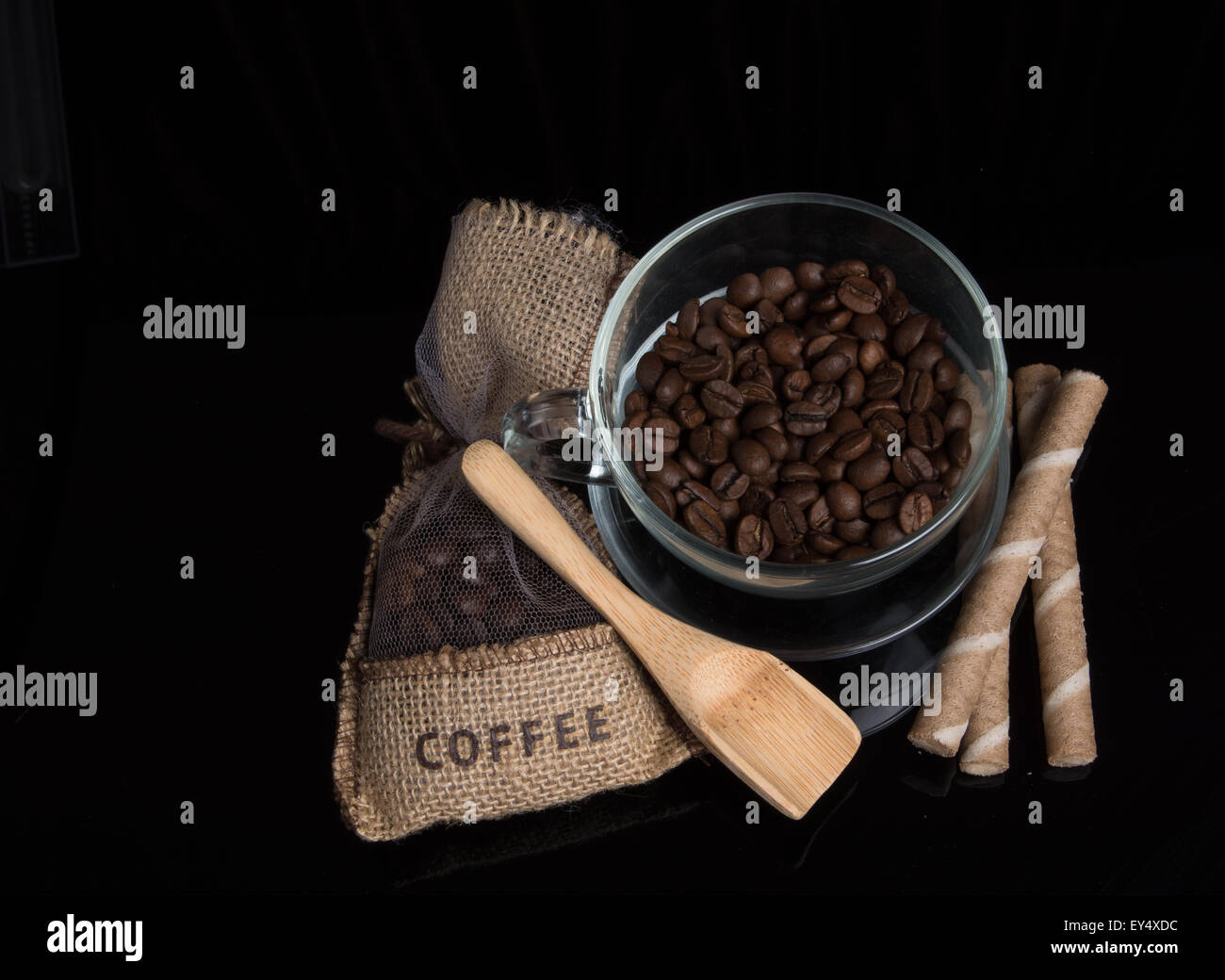 aromatische Kaffeebohnen mit Coffee-bag Stockfoto