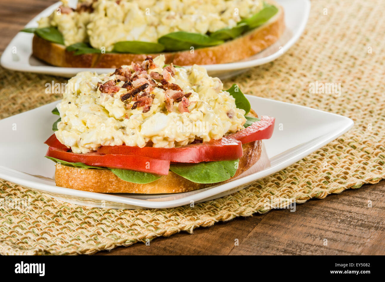 Eine hausgemachte Ei Salat-Sandwich mit Bacon bits Tomaten und Salat Stockfoto