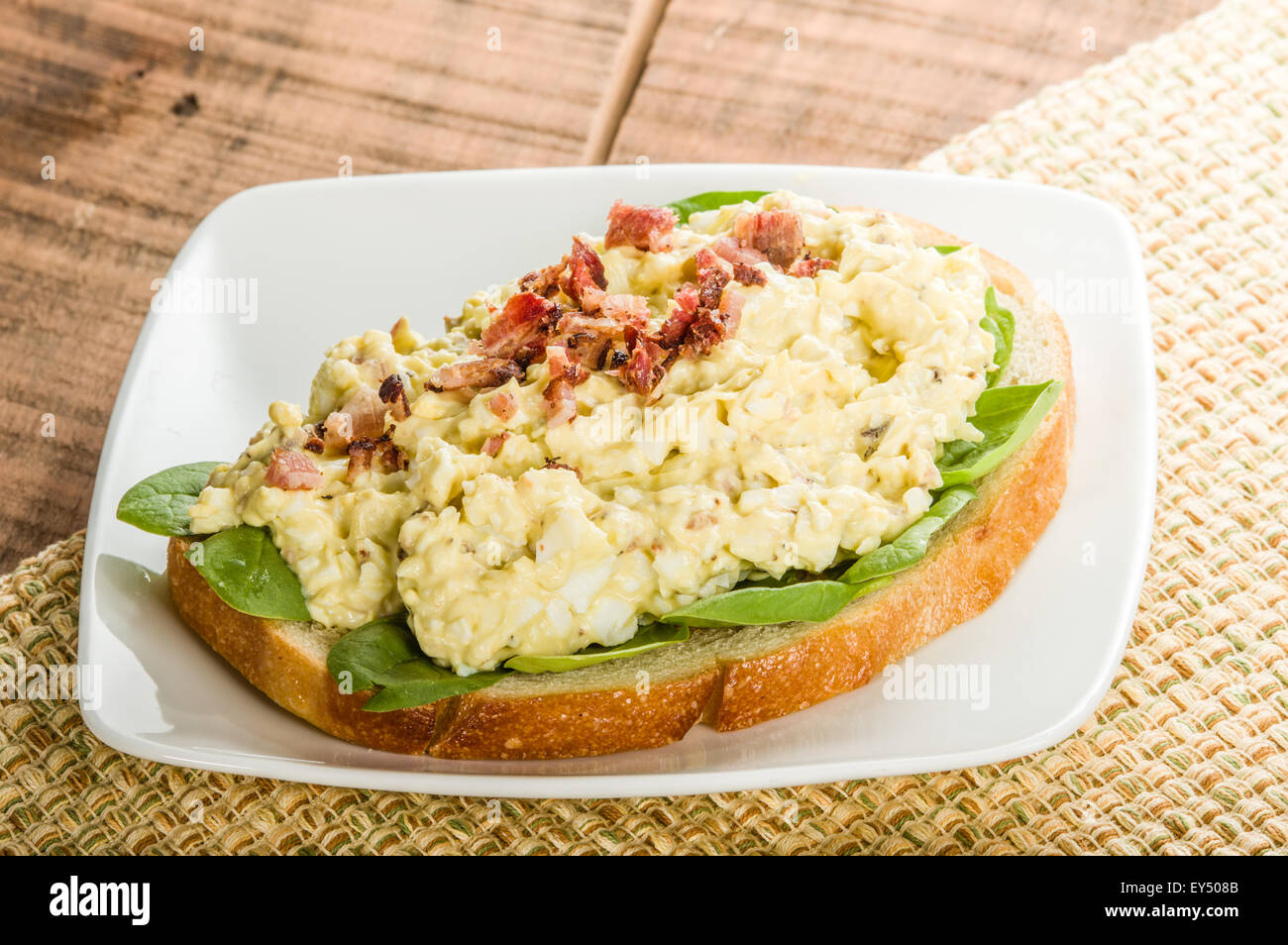 Eine hausgemachte Ei Salat-Sandwich mit Bacon bits Tomaten und Salat Stockfoto