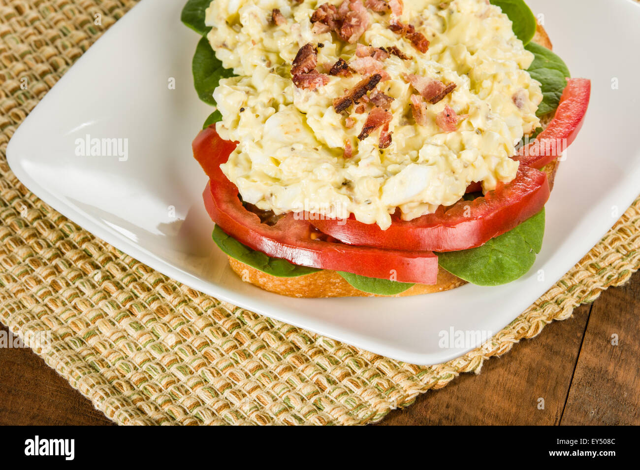 Eine hausgemachte Ei Salat-Sandwich mit Bacon bits Tomaten und Salat Stockfoto