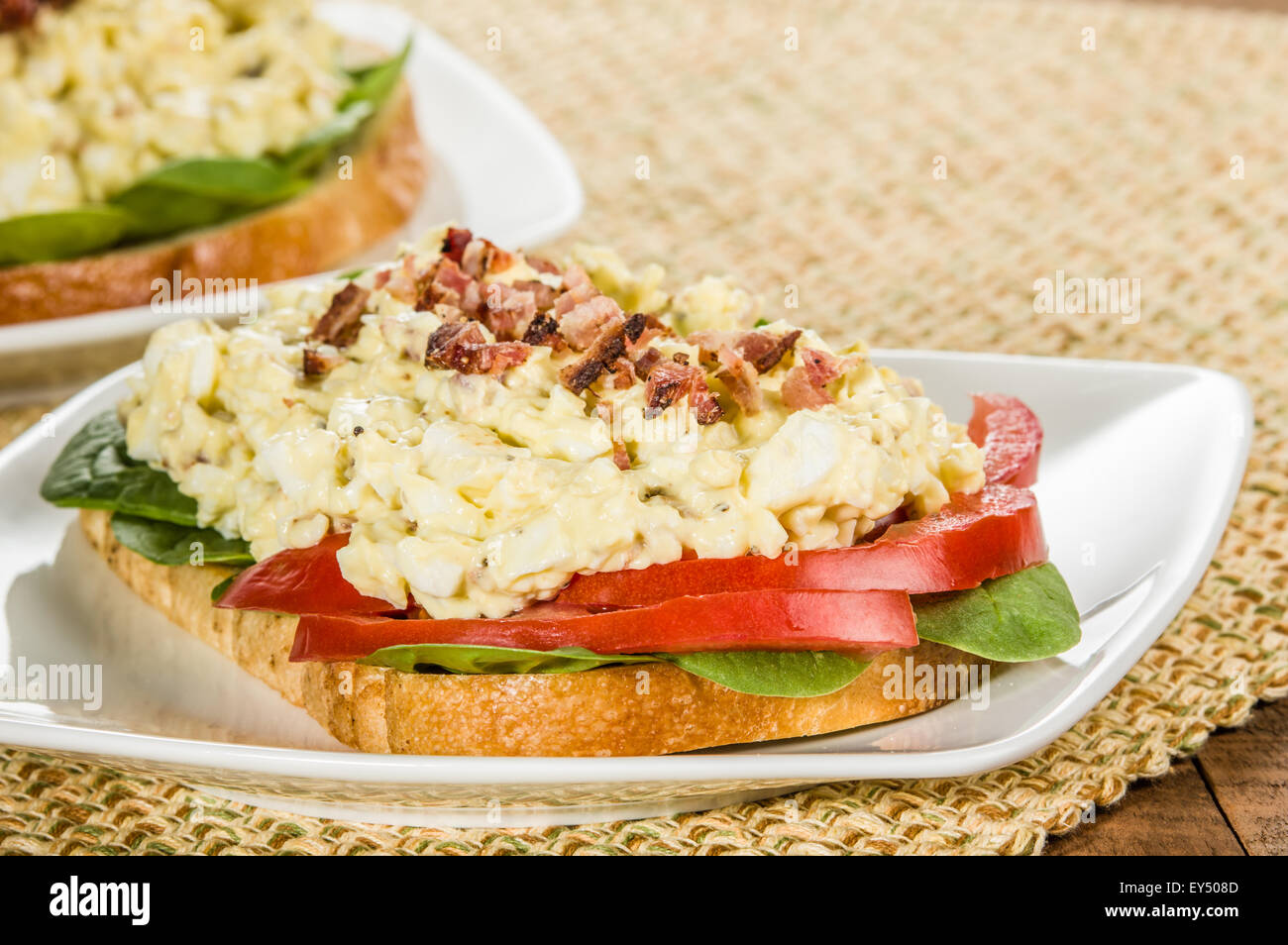 Eine hausgemachte Ei Salat-Sandwich mit Bacon bits Tomaten und Salat Stockfoto