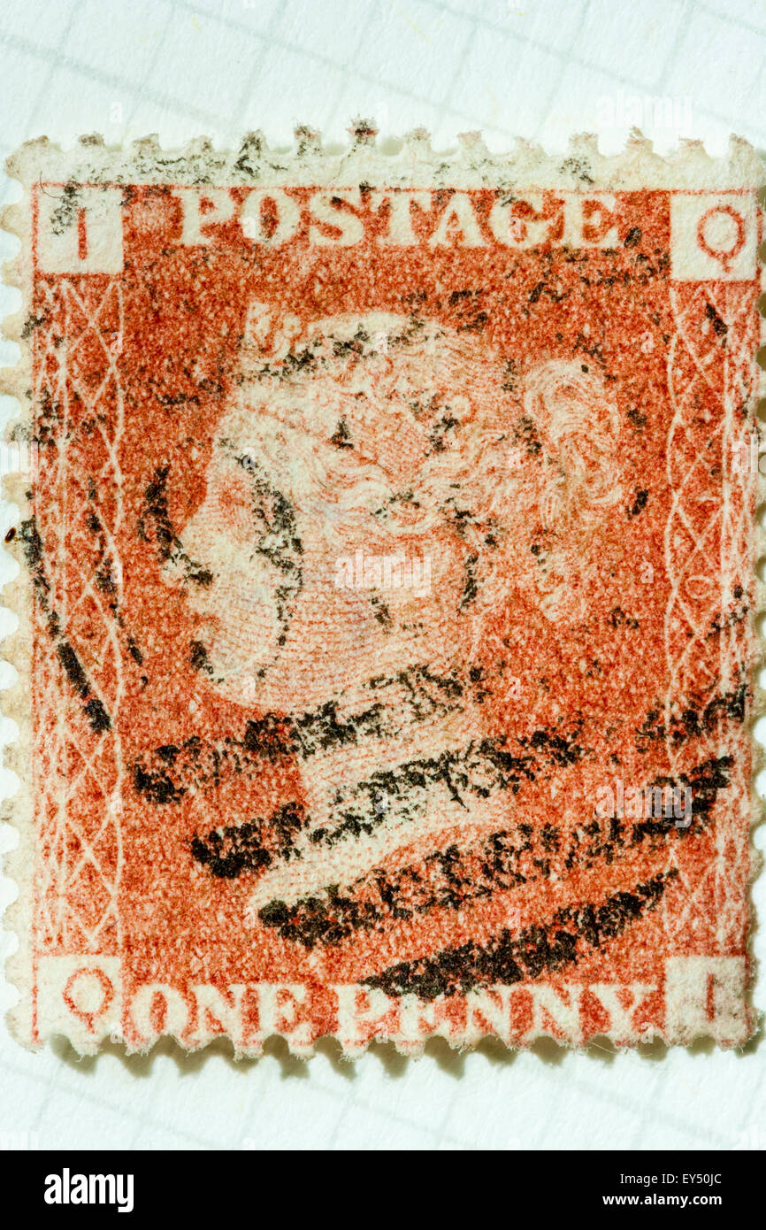 Nahaufnahme eines Britischen penny Red Victorian Stempel, Abgebrochen, frankiert mit einem ovalen Stempel. Stockfoto