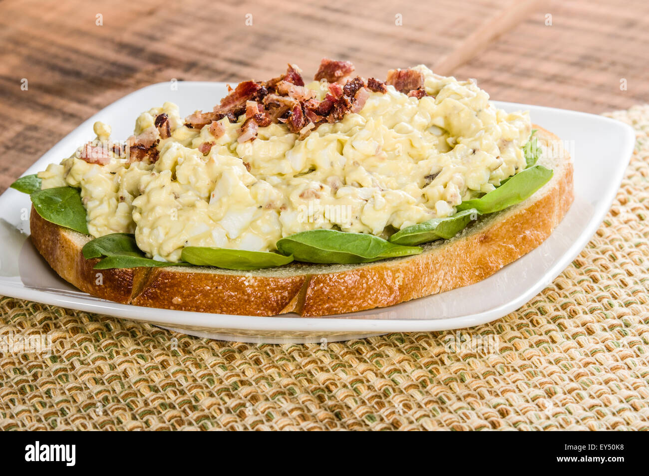 Eine hausgemachte Ei Salat-Sandwich mit Bacon bits Tomaten und Salat Stockfoto