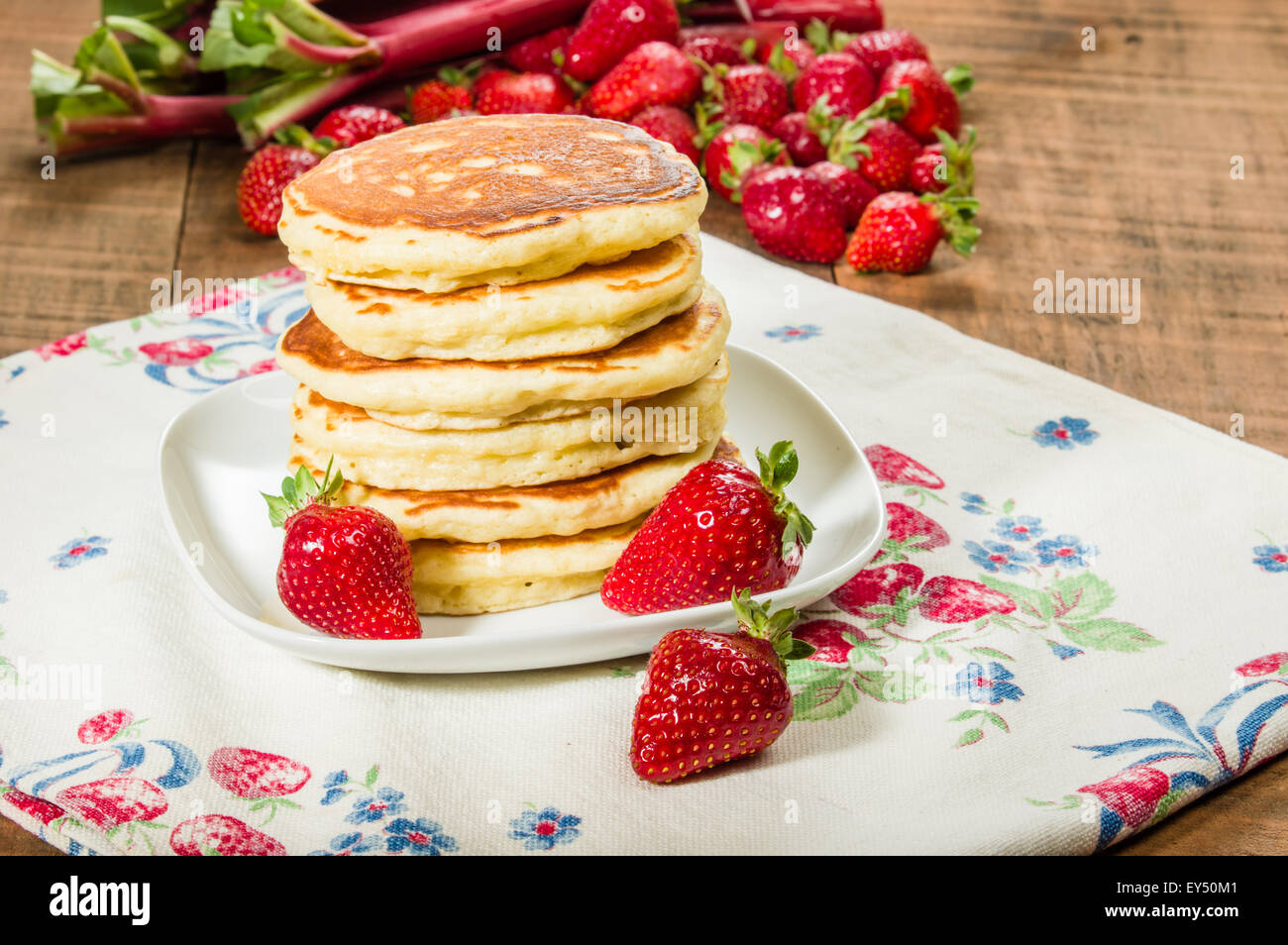 Pfannkuchen mit Erdbeeren auf weißem Teller gestapelt Stockfoto