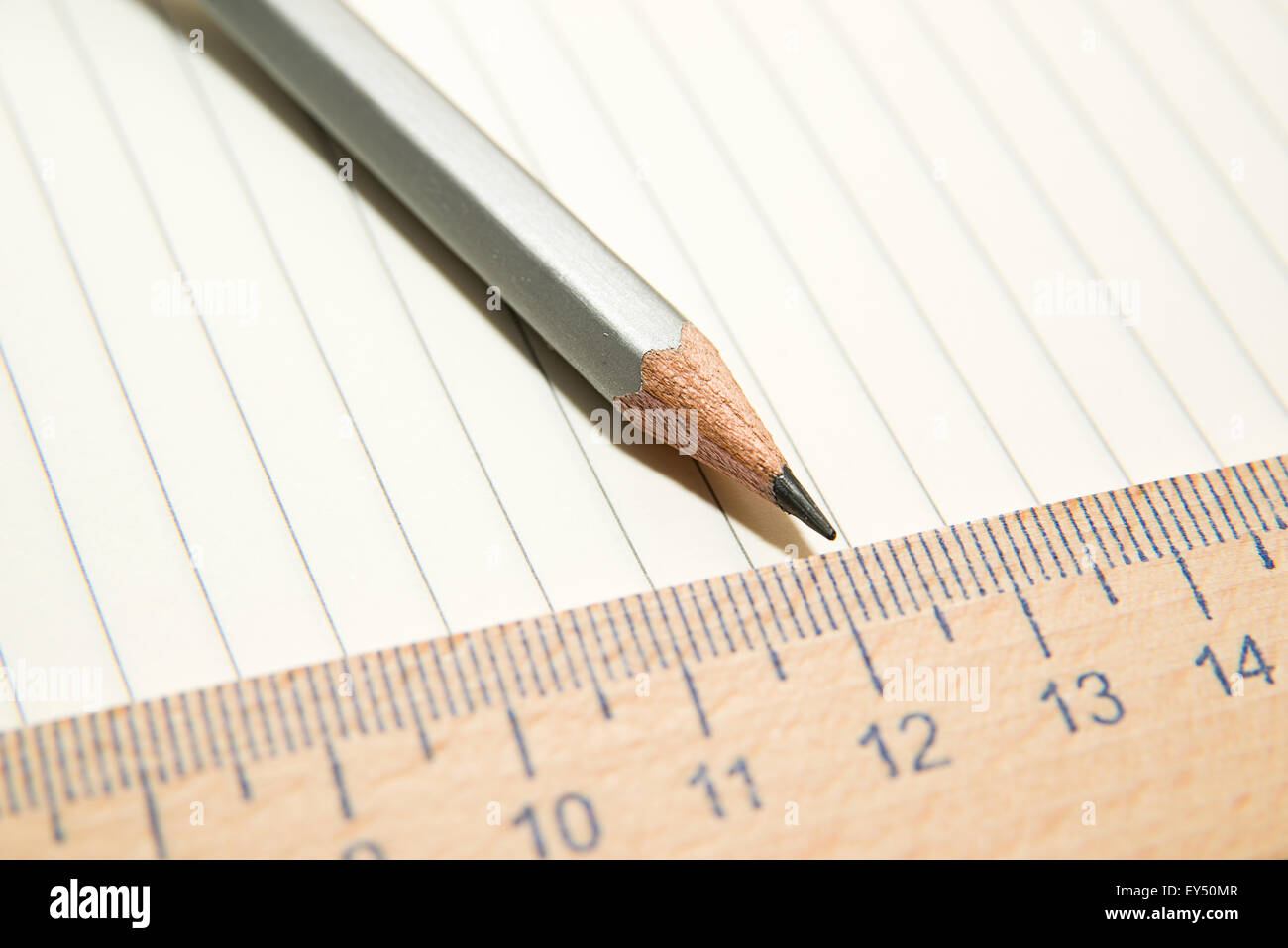 Notizblock mit Aufnahme Blatt, Bleistift und Holzlineal Stockfoto