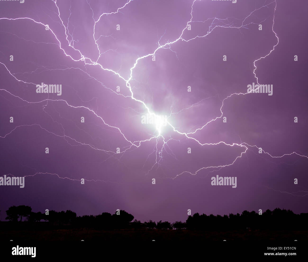 Blitze am Himmel. Schwerer Sturm. Alfaro (La Rioja) Spanien. Europa Stockfoto