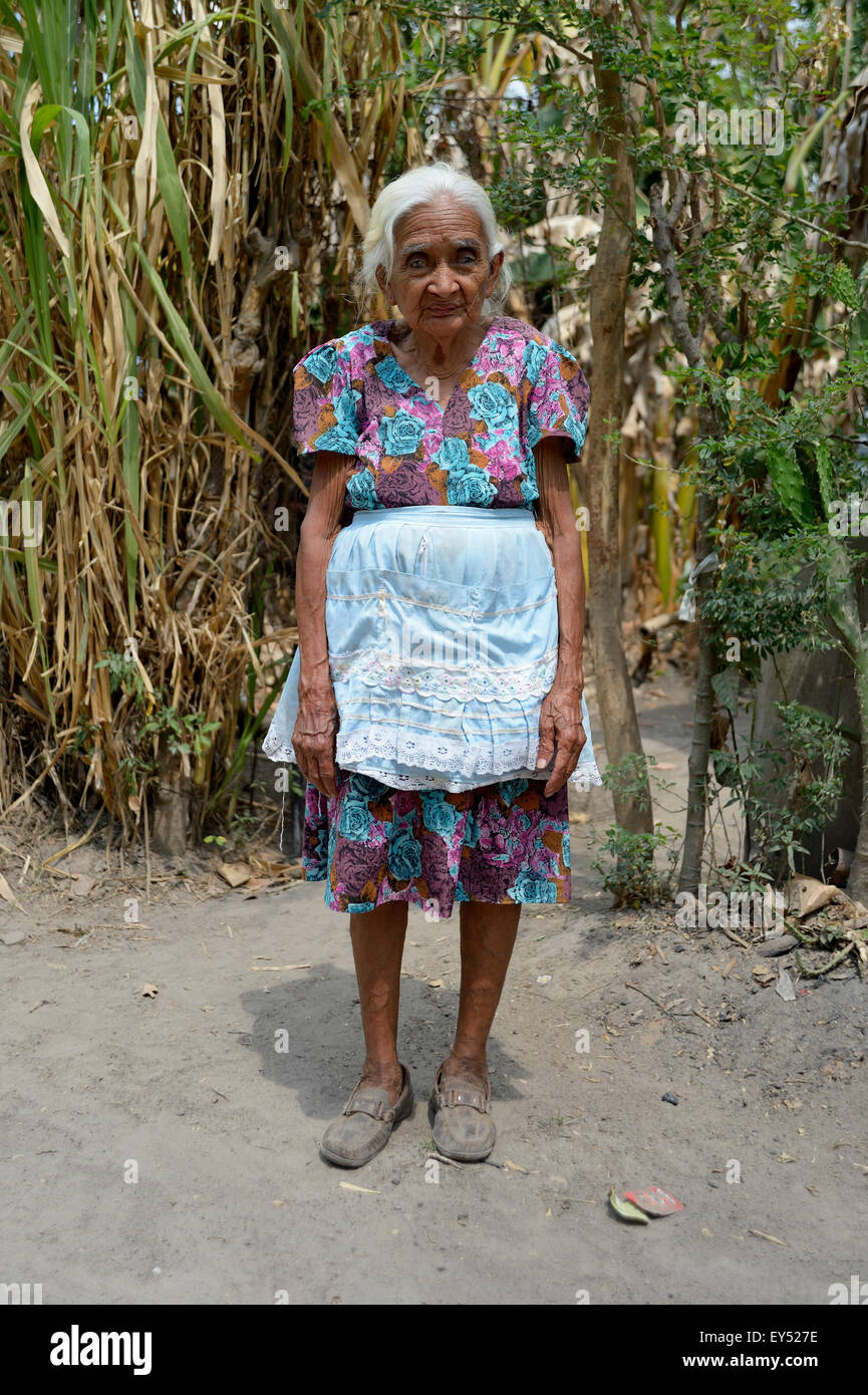 Alte Frau, ca. 90 Jahre, Slum Colonia Monsenor Romero, Distrito Itália, San Salvador, El Salvador Stockfoto
