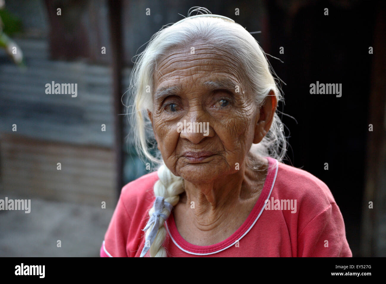 Alte Frau, ca. 90 Jahre, Slum Colonia Monsenor Romero, Distrito Itália, San Salvador, El Salvador Stockfoto