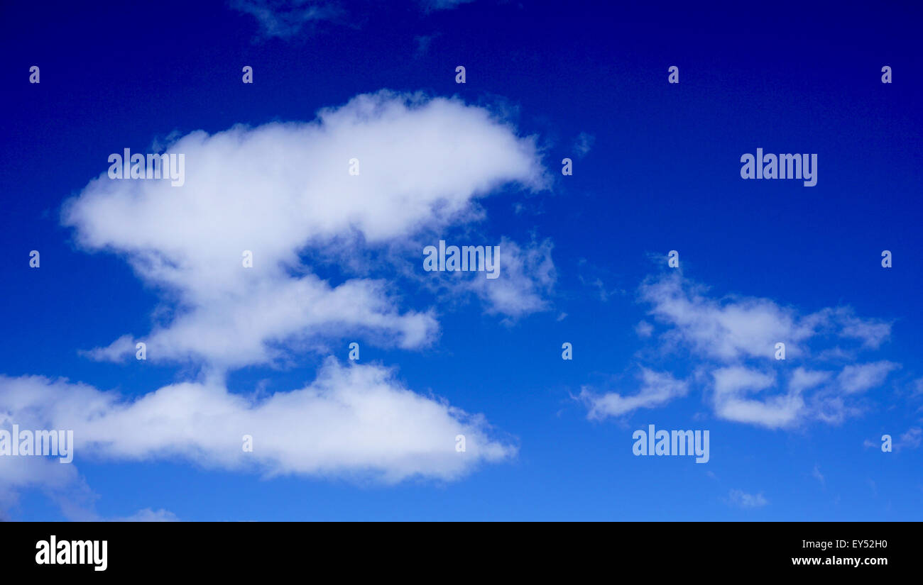 blauer Himmel und Wolken Hintergrund leuchtende Farben über die schneebedeckten Berge Stockfoto