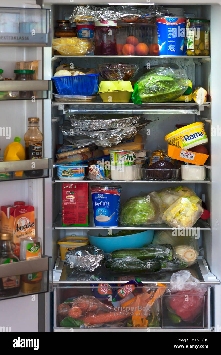 Vollgestopft Kühlschrank mit verschiedenen Lebensmitteln Stockfoto