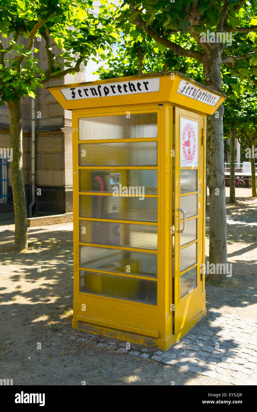 Alten Telefonzelle vor dem Museum für Kommunikation am Museumsufer, Frankfurt Am Main, Hessen, Deutschland Stockfoto