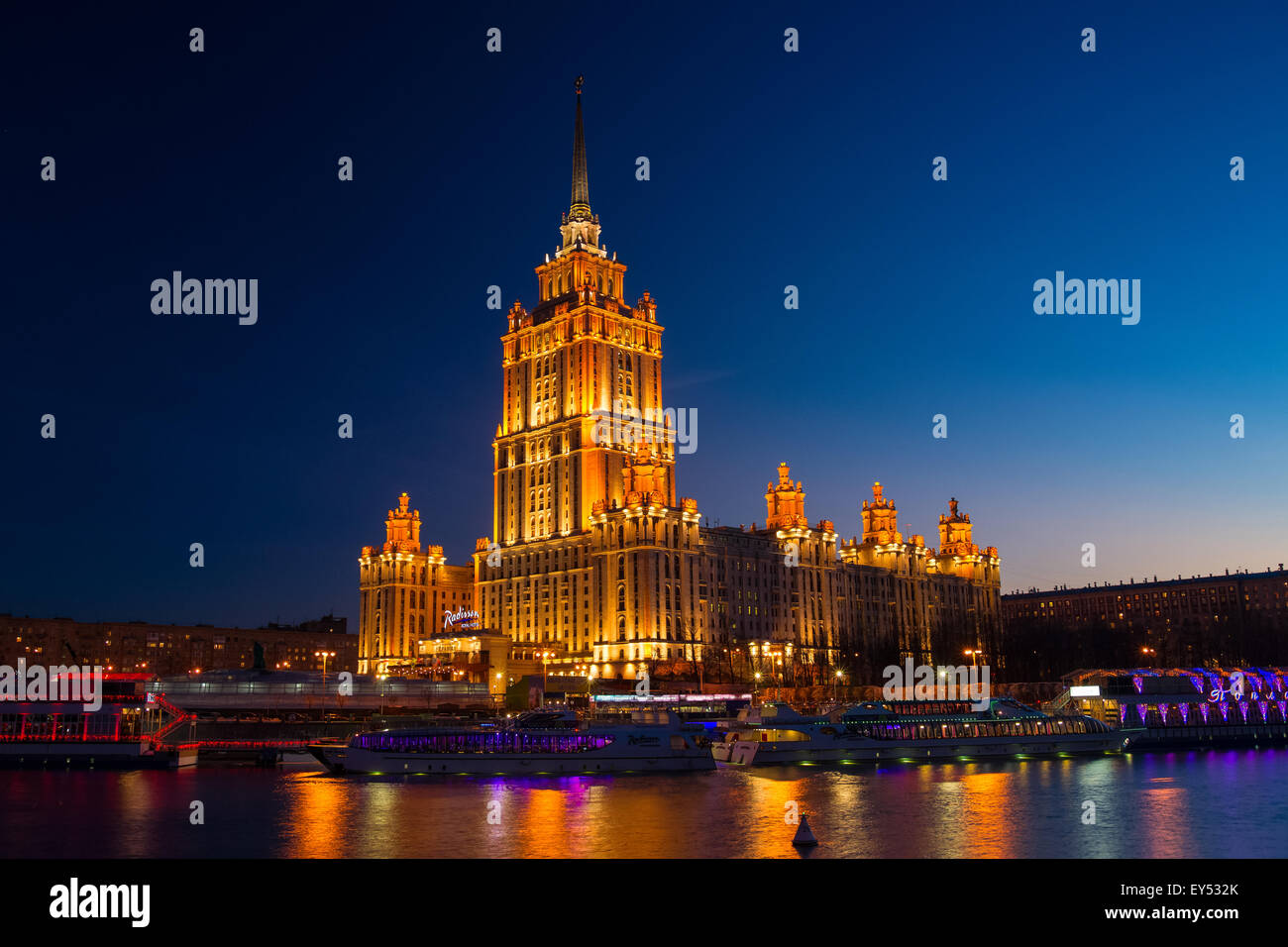 Radisson Royal Hotel Moskau (ehemals Ukraina Hotel) im Winter. Das fünf-Sterne-Hotel befindet sich von der Moskwa Stockfoto